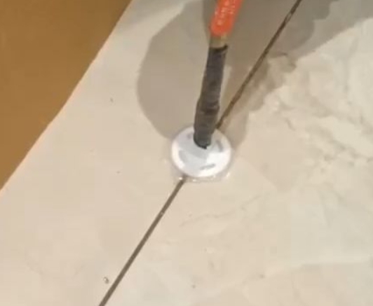 都匀瓷砖空鼓维修公司专业解答瓷砖在铺贴过程中，如果没有涂抹均匀到位的粘结材料（如水泥砂浆或瓷砖胶），可能会导致以下问题