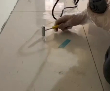 都匀瓷砖开裂维修公司专业分享瓷砖在铺贴前如果没有沥干水分，将会导致以下问题